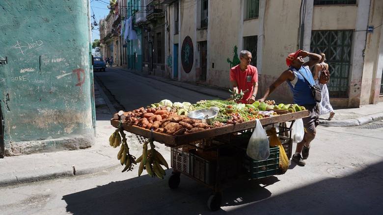 Pomniejsze stragany, często na kółkach, zaopatrują mieszkańców w warzyw niemal na każdej ulicy starej Hawany