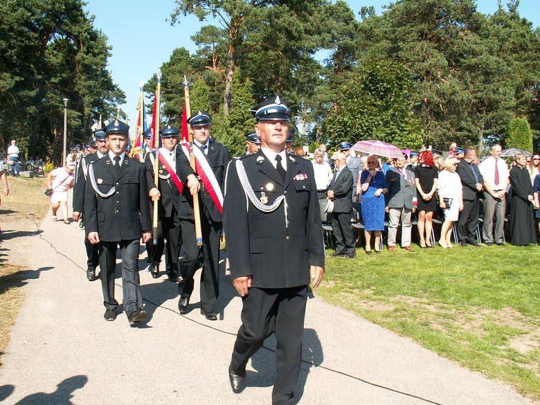 Ceremonia rozpoczęła się polową mszą sprawowaną przez przez księdza kanonika Stanisława Dziękiewicza przy udziale wojskowej asysty honorowej, pocztów sztandarowych.