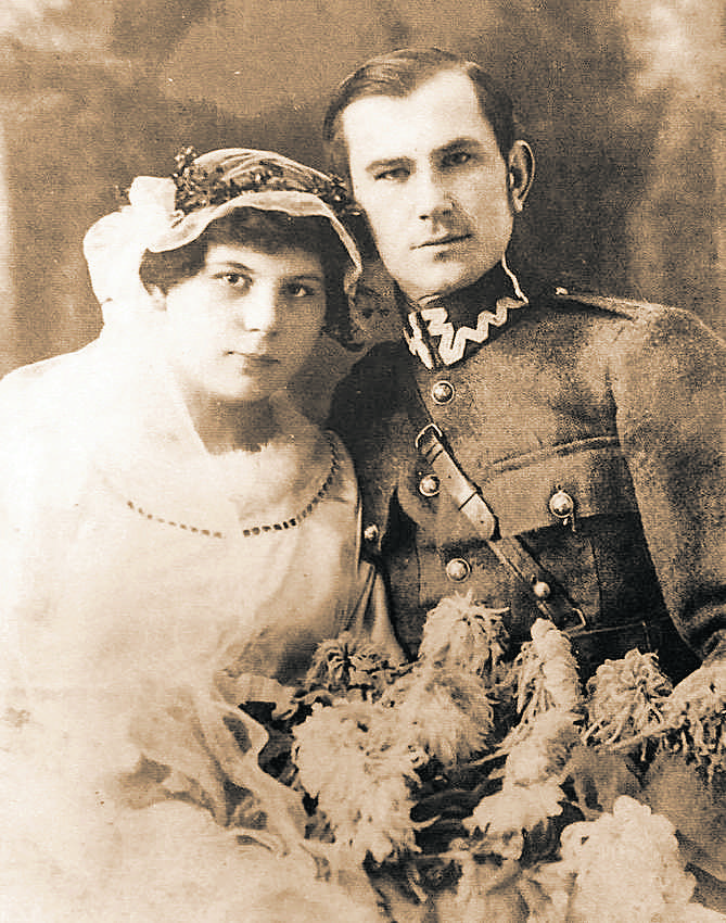  Z żoną Ireną, 1921 roku. Kobieta angażowała się w ratowanie więzionego męża. W 1946 roku zastrzelili ją żołnierze WiN. 