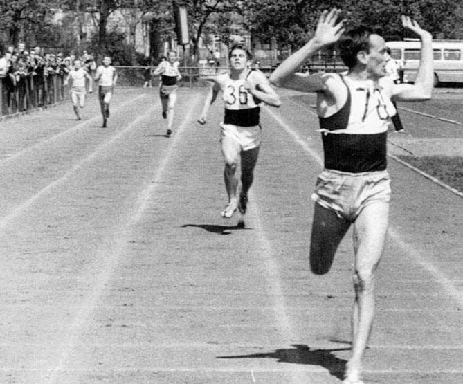 Bolesław Linda z AZS Białystok zwycięsko finiszuje w biegu na 400 metrów na Stadionie Zwierzynieckim  w II połowie lat 50.