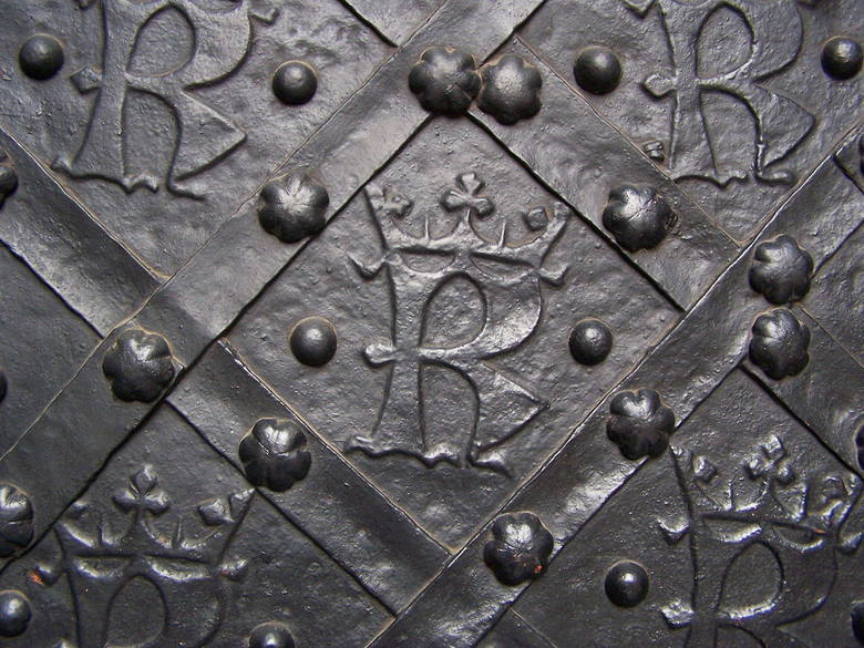Banknot o nominale 50 złotych zdobi portret króla Kazimierza III Wielkiego. Z jego prawej strony widnieje ukoronowana litera „K” z monogramu królewskiego