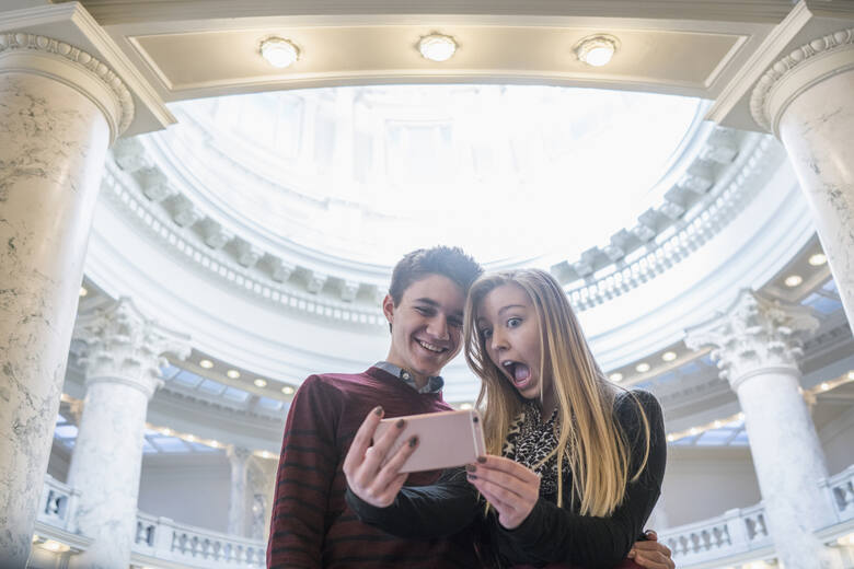 Para robiąca selfie wewnątrz Kapitolu Stanów Zjednoczonych