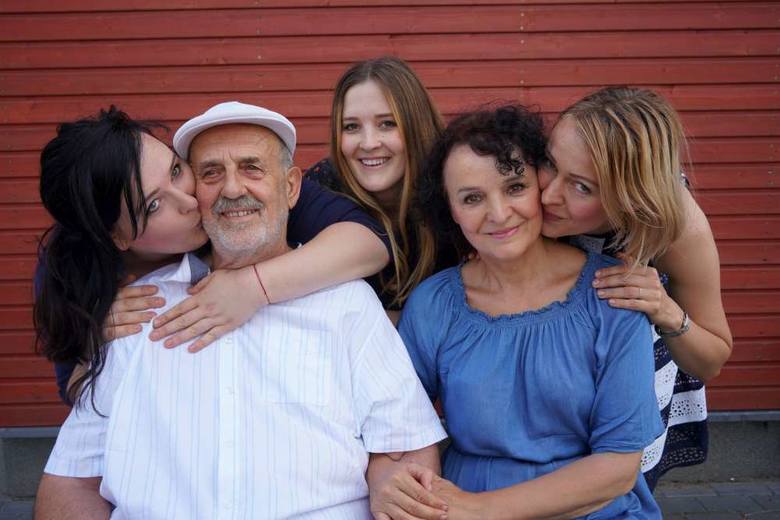 Tomasz i Barbara Sadowscy wraz z córkami Jadwigą, Marią i Ewą. 30 lat temu postanowili zmienić swój dom w fundację