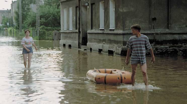 Brzeg, 11 lipca 1997. Mieszkańcy leżącej na peryferiach Brzegu ulicy Oławskiej mieli spore trudności z dotarciem do suchej części miasta.