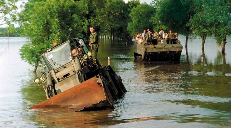Gmina Lubsza, 15 lipca 1997. Na trasie miedzy Michałowicami a Lubszą utknął wojskowy spychacz. Nawet amfibia nie była w stanie wyciągnąć go z potrzasku.