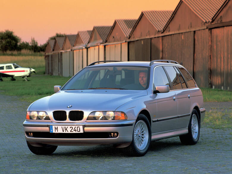 BMW E39 E39 oferowano w dwóch wersjach nadwoziowych - sedan i kombi (Touring). Przestronność kabiny jest wystarczająca, chociaż są auta mogące się pochwalić