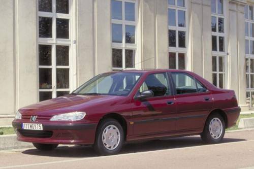 Fot. Peugeot: Peugeot 406 – model sedan z lat 1995 – 1999 jest o 14 cm dłuższy od poprzednika. Bagażnik o objętości 430 l do największych nie należy,
