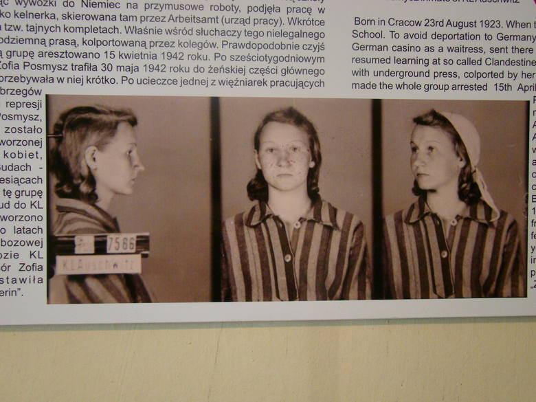 Agnieszka Molenda, prezes Fundacji Pobliskie Miejsca Pamięci pokazuje bojtel, woreczek więźniarki na drobne osobiste rzeczy.