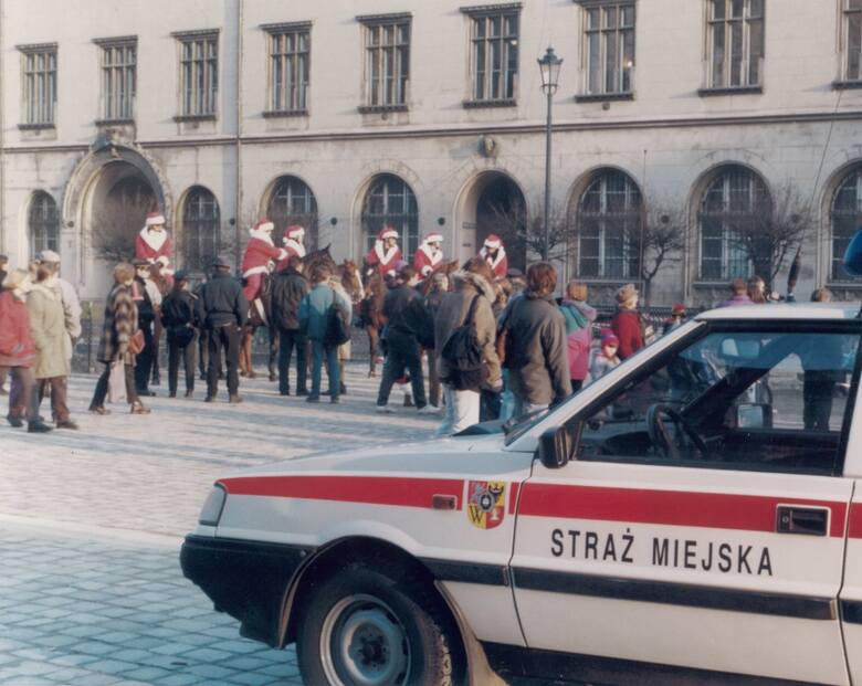 Mikołaje na koniach i straż miejska w polonezie czyli Wrocław lat 90. (6 grudnia 1996)