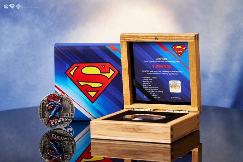 W zestawie z monetą Superman jest dedykowane drewniane pudełko z licencją.