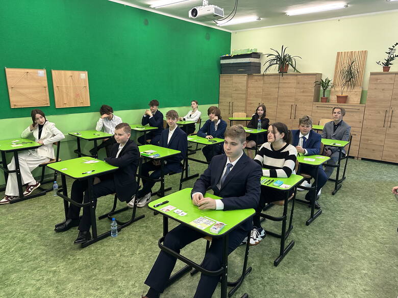 Pisemny egzamin z matematyki dla uczniów klas ósmych w Publicznej Szkole Podstawowej nr 7 w Zielonej Górze