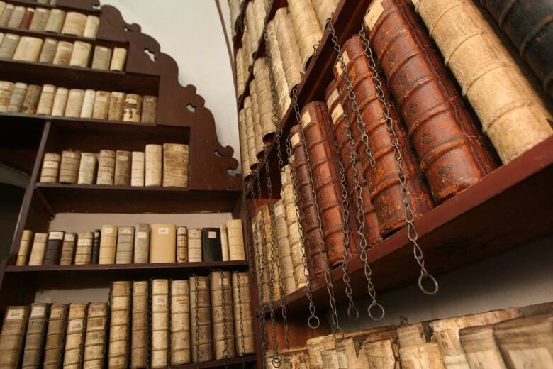 To jedyna w Polsce biblioteka, w której książki trzymane są na łańcuchach. Biblioteka Łańcuchowa mieści się nad kruchtą bazyliki pw. św. Jana Apostoła