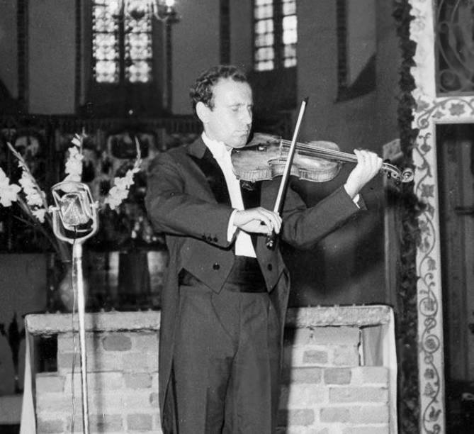 Jeden z najwybitniejszych polskich wirtuozów skrzypiec, Krzysztof Jakowicz swój pierwszy koncert na festiwalu w Kamieniu Pomorskim zagrał w roku 1972 <br /> 