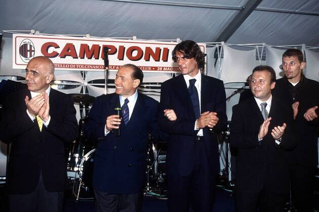 Silvio Berlusconi (drugi z lewej), jako prawa ręka Adriano Gallianim (pierwszy z lewej) oraz ostoja obrony Milanu Paulo Maldini