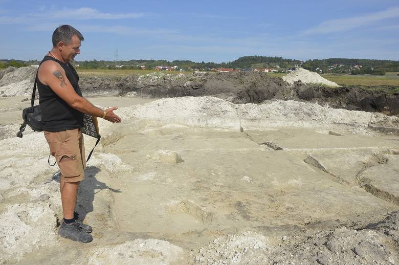 Teren wykopalisk w Pińczowie, gdzie odkryto pozostałości dymarki był rozległy. Na zdjęciu archeolog Dariusz Greń pokazuje pozostałości chaty, nieopodal