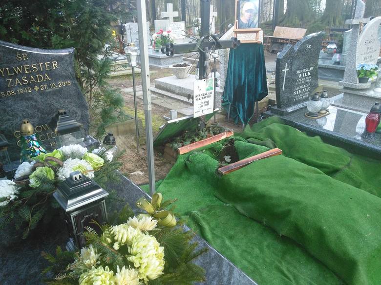 W czasie organizacji pogrzebu został rozkopany grób Stanisława Gajewskiego, który nie był krewnym żałobników. Ta pomyłka sprawiła przykrość rodzinie żegnającej swojego bliskiego 