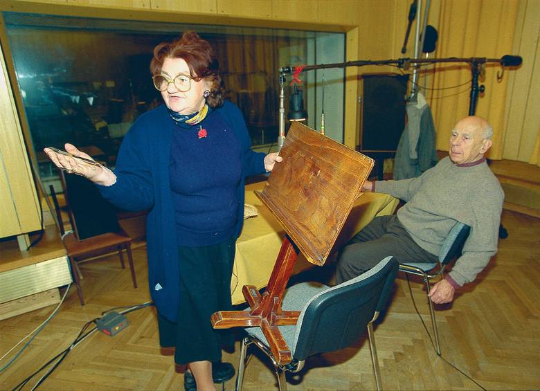 Maria Chludzińska jest realizatorem dźwięku, a urodzony w Łodzi Janusz Kłosiński przez wiele lat gra stryja Józefa w powieści „W Jezioranach”