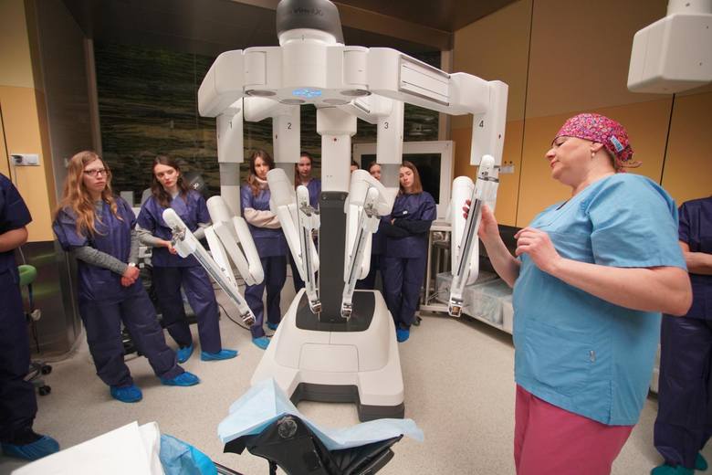 Wielkopolskie Centrum Onkologii ma do dyspozycji robot chirurgiczny da Vinci, ale można nim wykonywać tylko jedną operację tygodniowo. Powód? Koszty