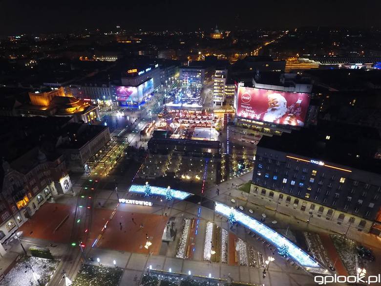 Katowice wspaniale prezentują się w świątecznych iluminacjach. Rynek z kamery drona <a href=
