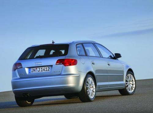 Fot. Audi: Silnik z bezpośrednim wtryskiem benzyny o pojemności 1,6 l i mocy 115 KM jest bardziej oszczędny od jednostki napędowej BMW.