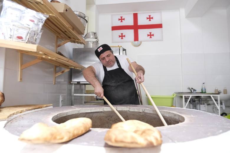 Na zdjęciu: Gruziński piekarz Dawid, przy pracy w piekarni "Nazuki" na starówce w Toruniu.