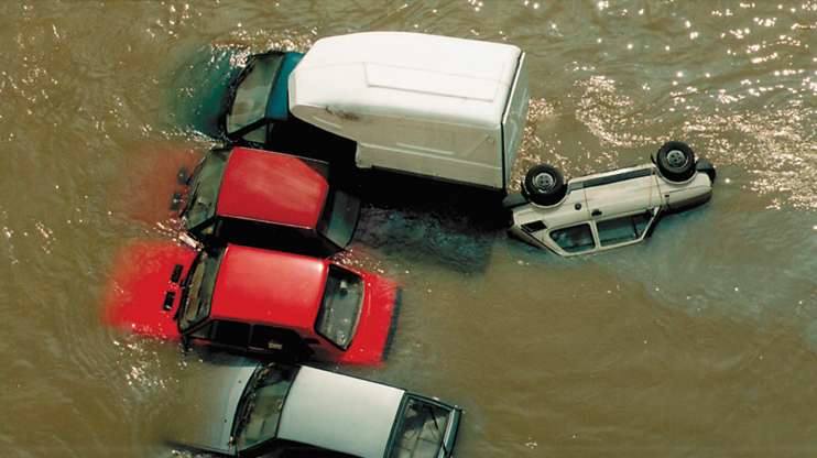 Opole 1997. Ulica Koszyka. Woda zaczynana opadać, odsłaniając zatopione samochody.