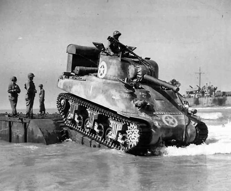 Lądowanie aliantów na Sycylii. Barkę desantową opuszcza amerykański czołg Sherman M4.