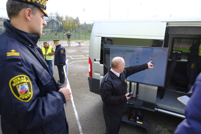 Prezentacja nowego drona straży miejskiej do sprawdzania zanieczyszczenia powietrza w Toruniu.