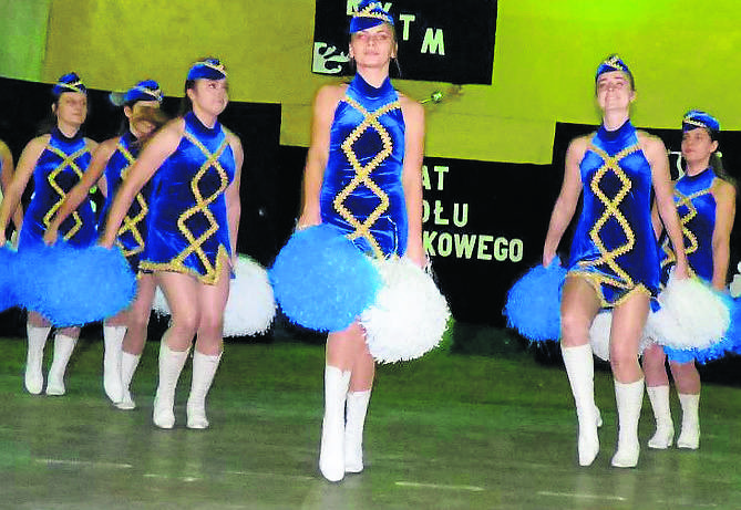 Listopad. 15 lat zespołu  Rytm ze Skalbmierza. Podczas imprezy dziewczęta wystąpiły w specjalnym programie tanecznym.