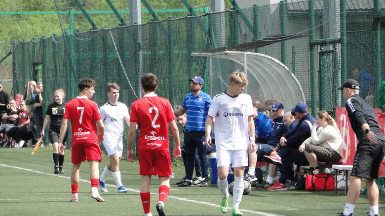 Filip Baniowski (nr 7) podczas kwietniowego meczu Wisły Kraków z Górnikiem Zabrze w CLJ U-19 na boisku w Myślenicach