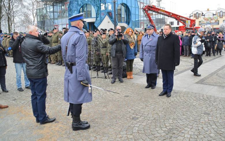 Cała Polska się śmieje z białostockich policjantów. Bo wycinali konfetti [ZDJĘCIA]