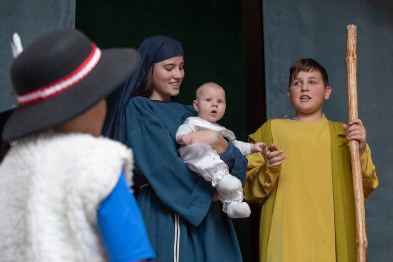 Zdarza się, że rolę małego Jezuska w jasełkach odgrywa prawdziwe niemowlę. Dzieje się tak zwykle, gdy rolę Maryi otrzymuje mama malca.