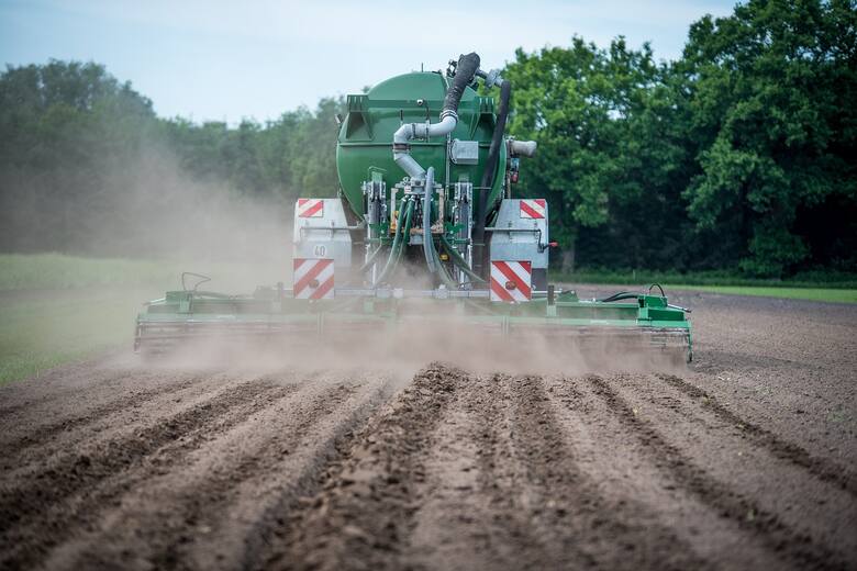 Operator maszyn rolniczych to jedno z zajęć, do których duże gospodarstwa rolne szukają pomocników.