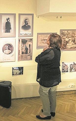 Zdjęcia rodziny Stulgińskich  ogląda Grażyna Nowicka.
