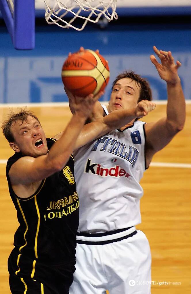 Wiktor Kobzysty (z lewej) w meczu EUroBasketu 2005 z Włochami