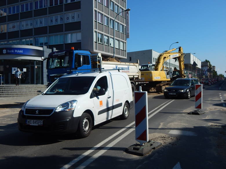 Na ulicy Bohaterów Westerplatte roboty trwają nawet w soboty. Wykonuje je krośnieńska spółka Kontrakt oraz podwykonawcy. Zakończenie prac zaplanowano na grudzień br.  <br /> 