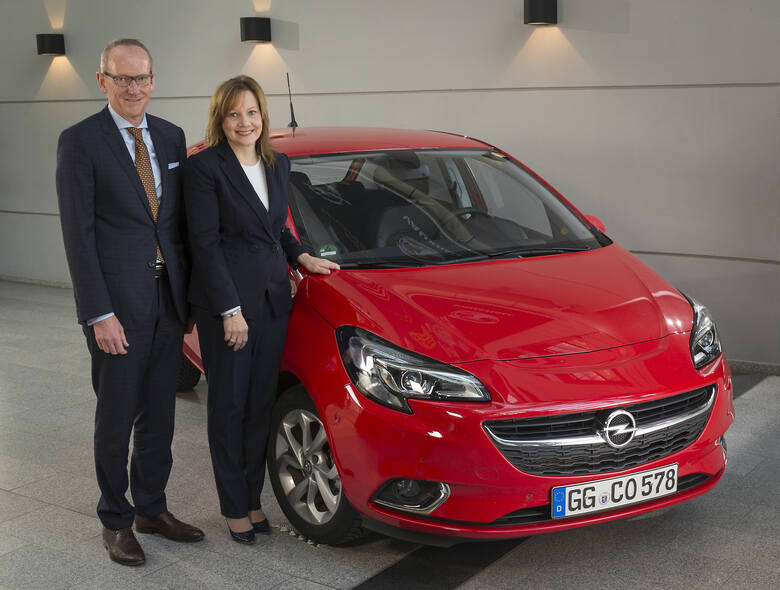 Dyrektor generalny GM, Mary Barra i dyrektor generalny Grupy Opel, Dr. Karl-Thomas Neumann przed nową Corsą / Fot. Opel