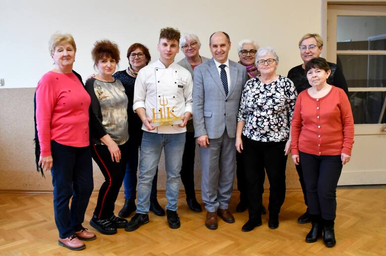 Witold Mondry pochodzący z Poręby Wielkiej - zwycięzca Hell's Kitchen Polska wziął udział w warsztatach kulinarnych z seniorami w OSP Brzezinka.