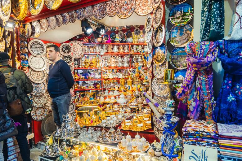 Kultura turecka jest przyjemnie egzotyczna, ale też na tyle europejska, że nie szokuje przybyszów. Na zdjęciu targ w Stambule.