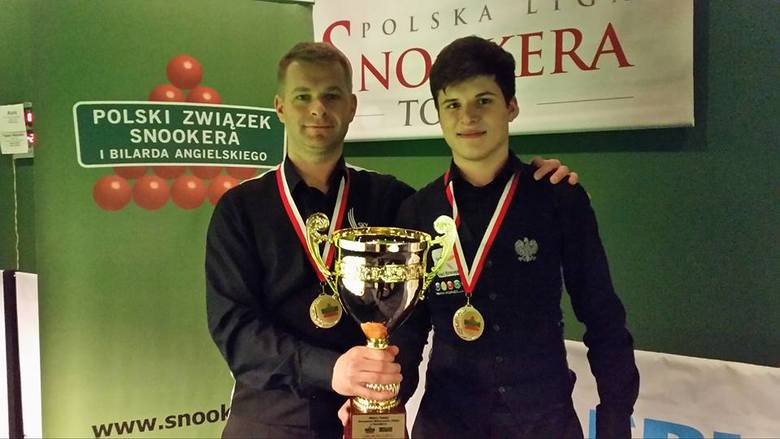 Drużynowi mistrzowie Polski w w snookerze, Mateusz Baranowski (z prawej).