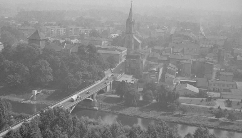 Widok na most i Stare Miasto w latach 70. na zdjęciach lotniczych