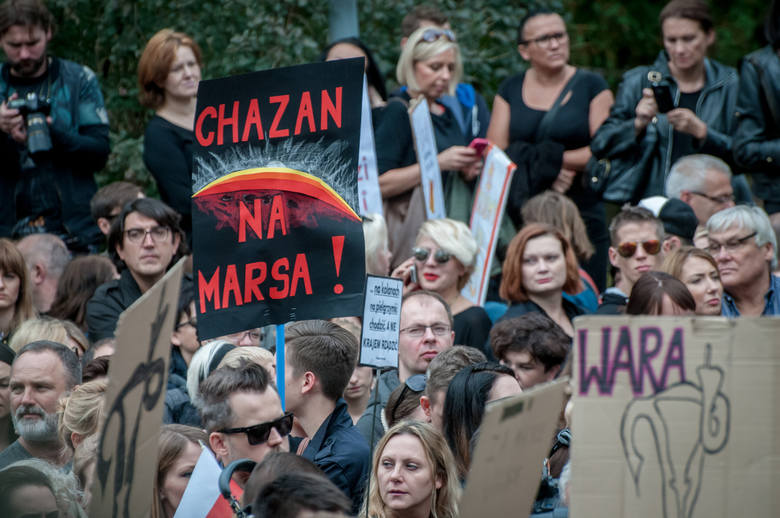 W poniedziałek w wielu miastach Polski tysiące kobiet wyszło na ulicę, by wziąć udział w czarnym proteście.