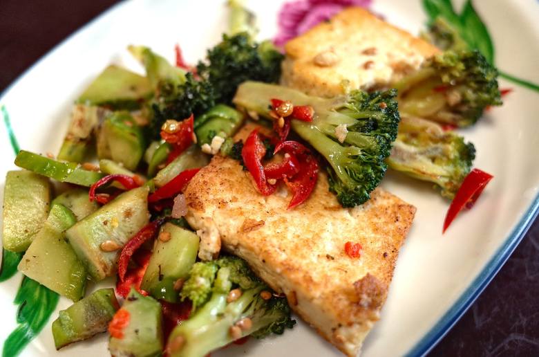 Tofu smażone z warzywami to najprostszy posiłek diety Eco-Atkins.