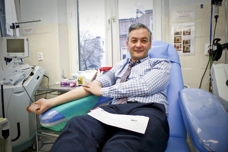 Robert Biedroń w czasie akcji oddawania krwi. 