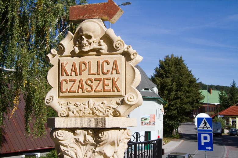 Osobliwy drogowskaz dla turystów prowadzący do Kaplicy Czaszek