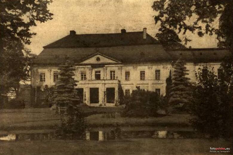 Rezydencja w Pniowie wzniesiona została po 1770 roku dla Hansa Benedikta von Groelinga, świeżo nobilitowanego generała pruskiego. Miała być wyrazem jego