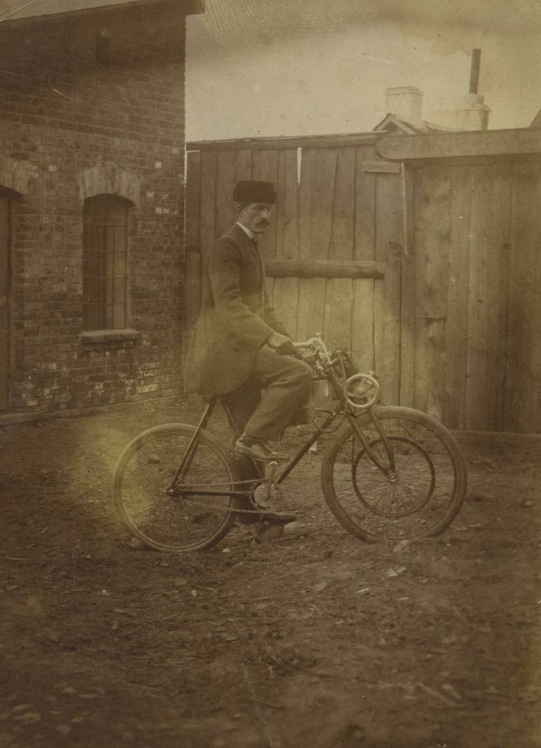 Józef jeździł również  motocyklem i rowerem, co na początku XX wieku też nie było powszechne