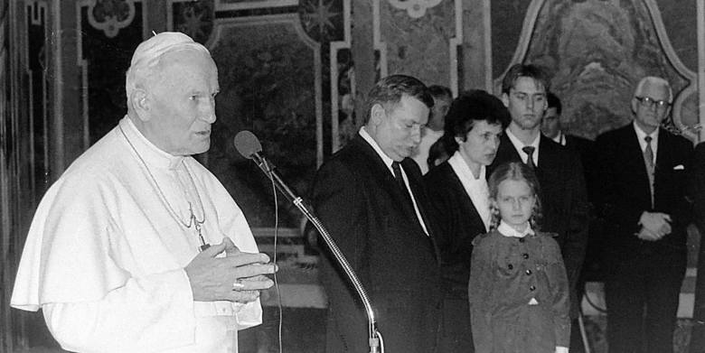 Prezydent Lech Wałęsa w Watykanie - wspomina fotoreporter Expressu 