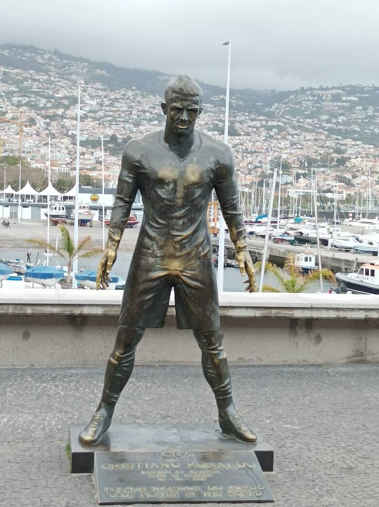 Brązowa statua przedstawiająca Cristiano Ronaldo stoi w porcie w Funchal przed wejściem do muzeum, przechowującym kolekcję trofeów piłkarza.