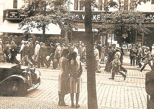 Ulica Gdańska 22. Pod eskortą Niemców do koszar 15 PAL prowadzona jest grupa zakładników. Ilu z nich straciło życie?